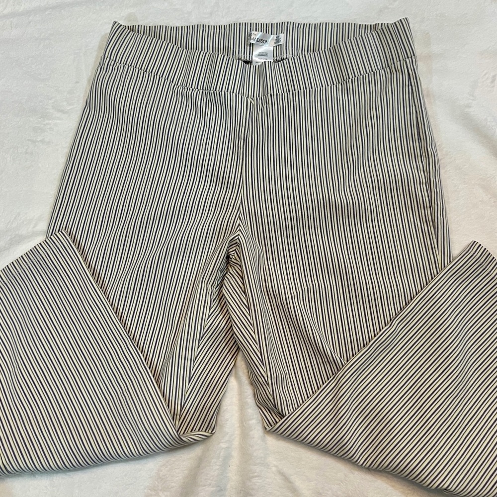 89th & Madison Striped Capris Pants